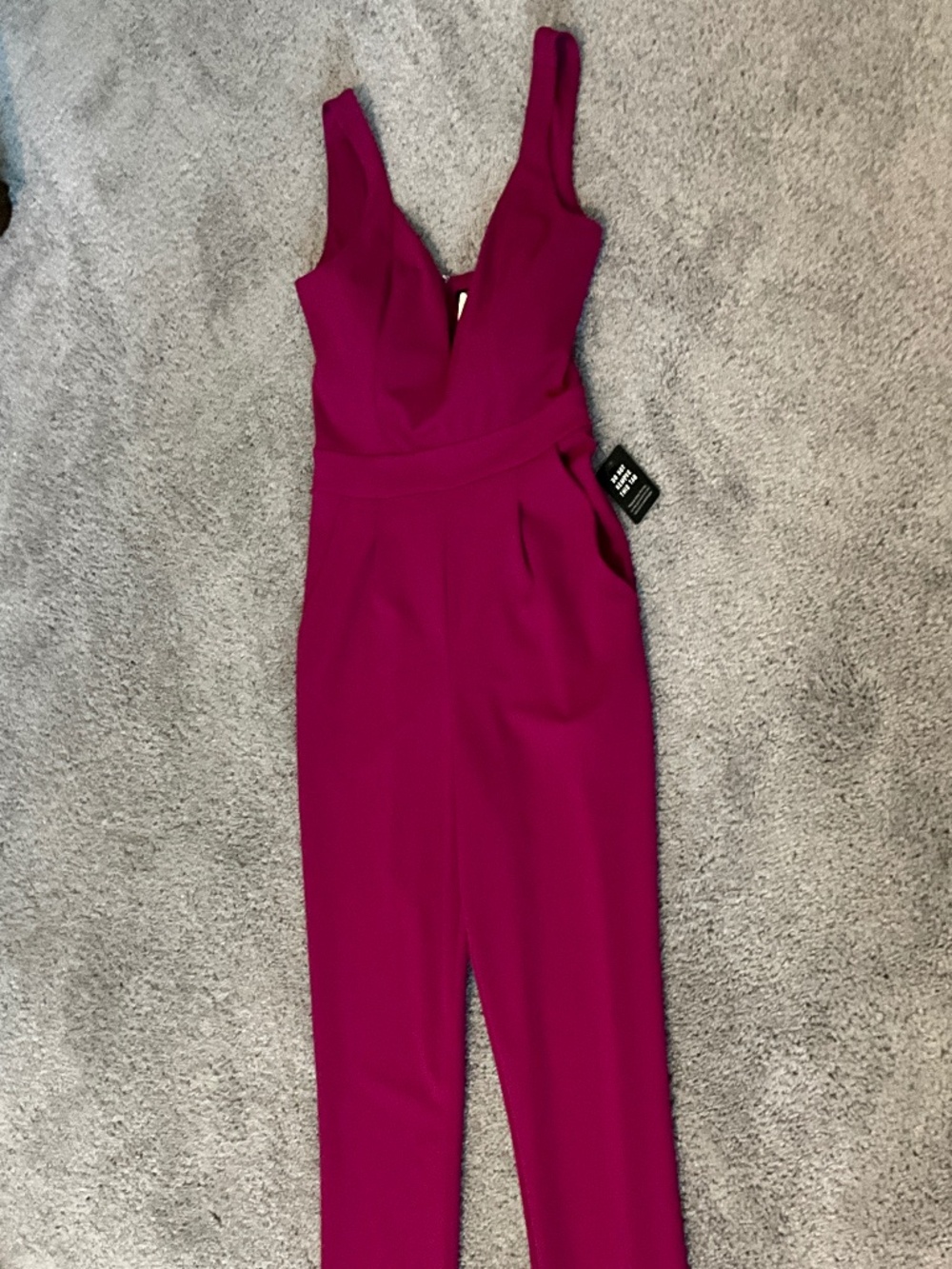 NWT Express Berry Jumpsuit Size 6 Wide Leg Plunge Neck Pockets Sleeveless - Picture 2 of 6